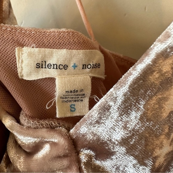 UO-SILENCE & Noise Vanessa Crushed Velvet Short Romper (Size:Small) - Picture 9 of 10